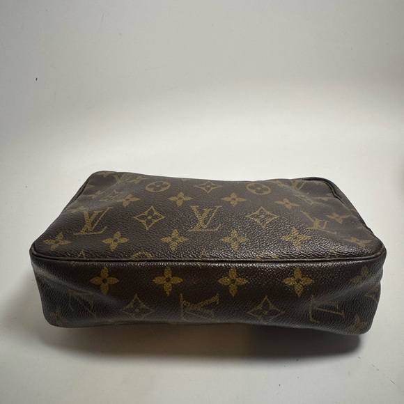 SOLD Louis Vuitton Trousse 23 Monogram Cosmetic Case/Toiletry Bag - Picture 8 of 12